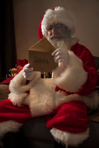 Papá Noel abriendo una carta de un niño