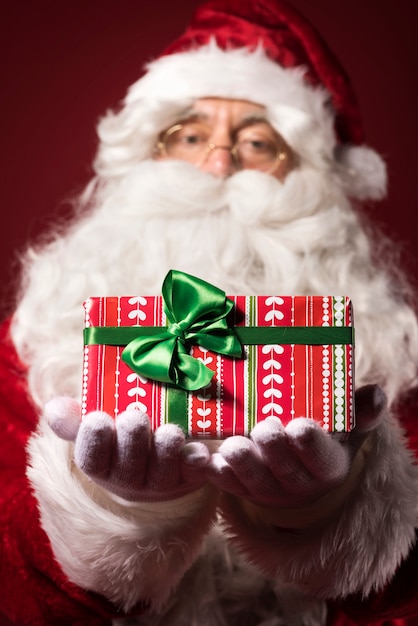 Papá Noel con caja de regalo