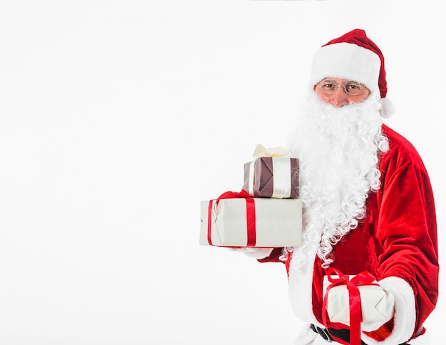 Foto gratuita papá noel con cajas de regalo en las manos.