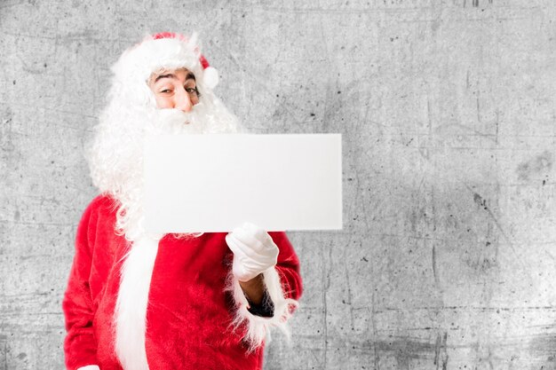 Papa noel con un cartel blanco