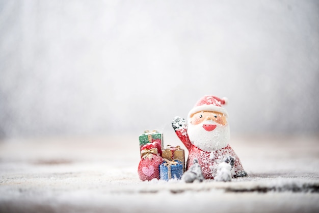 Papá noel cubierto de nieve con regalos de navidad