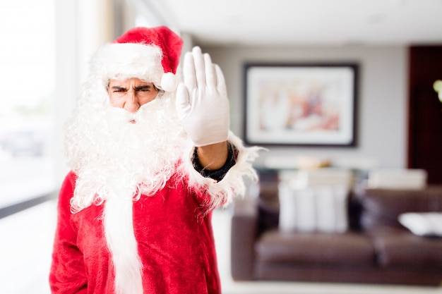 Papa noel diciendo para en una casa