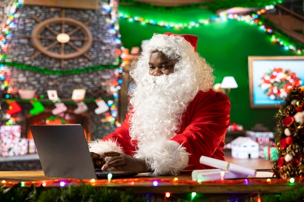 Papá Noel está navegando por la web comprobando las listas de deseos de los niños