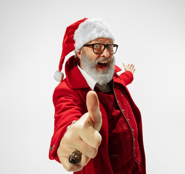 Papá Noel con estilo moderno en traje rojo de moda y sombrero de vaquero