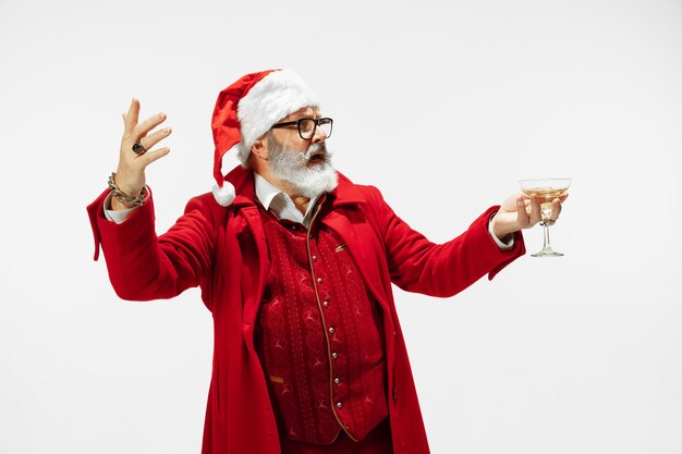 Papá Noel con estilo moderno en traje rojo de moda y sombrero de vaquero