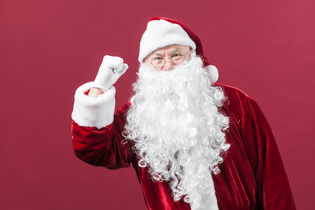 Papá Noel en gafas mostrando puño