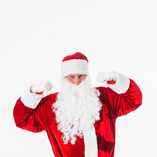 Papá Noel en gafas mostrando los puños