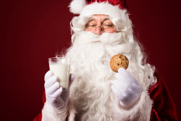 Papá Noel con una galleta y un vaso de leche