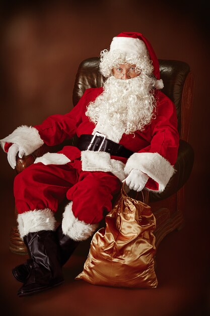 Papá Noel con una lujosa barba blanca, sombrero de Papá Noel y traje rojo