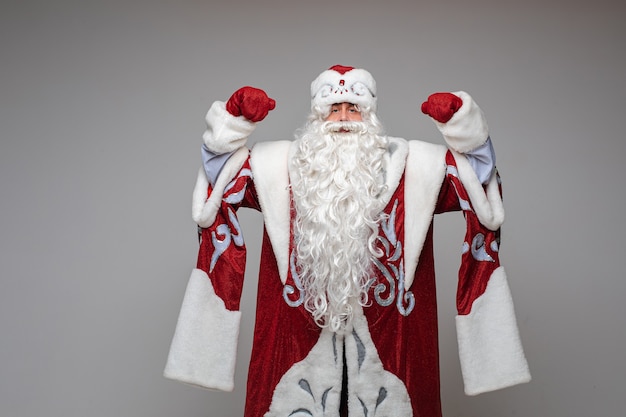 Papá Noel con las manos levantadas en traje rojo