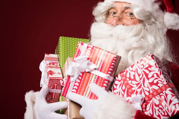 Papá Noel con muchas cajas de regalo.