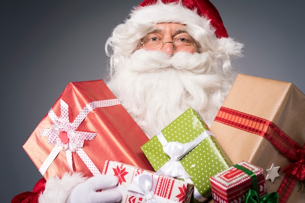 Papá Noel con muchas cajas de regalo.