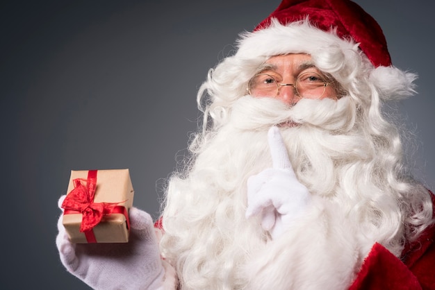 Papá Noel con una pequeña caja de regalo