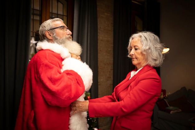 Papá Noel preparándose para Navidad