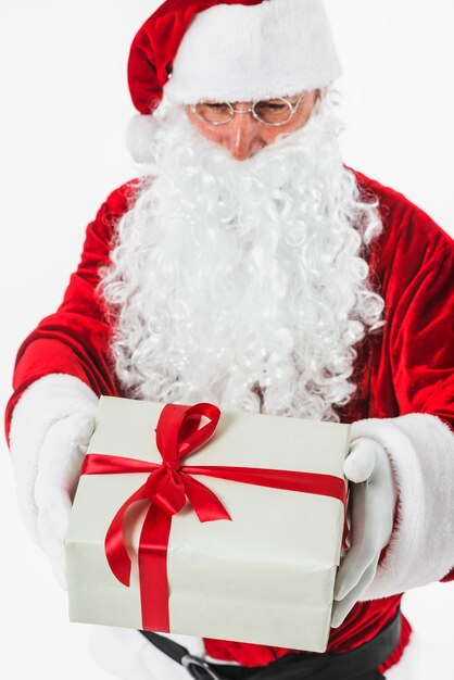 Papá Noel en sombrero con caja de regalo