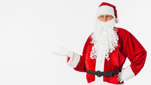 Papá Noel en sombrero mostrando algo con la mano