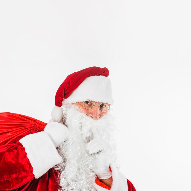 Papá Noel en sombrero mostrando gesto secreto