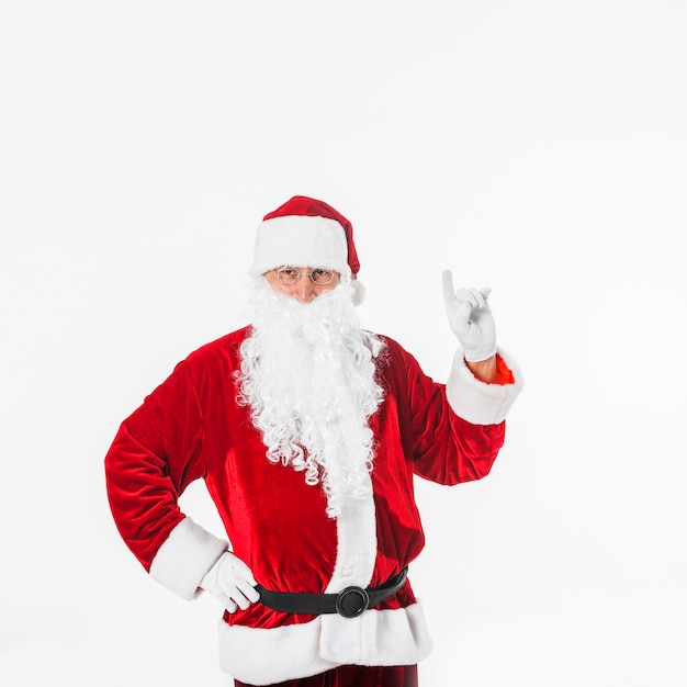 Foto gratuita papá noel en el sombrero que muestra la mano con el dedo acusador