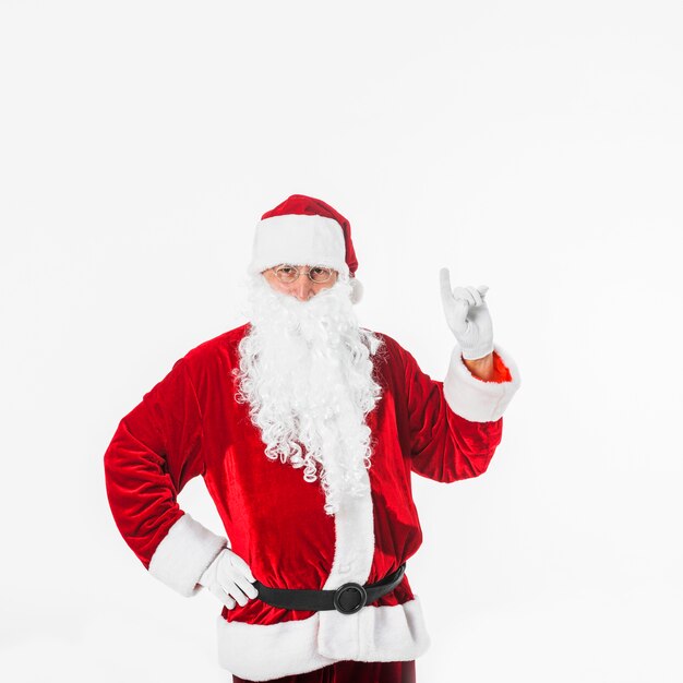 Papá Noel en el sombrero que muestra la mano con el dedo acusador