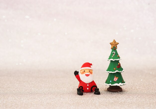 Papá noel sonriendo con un árbol de navidad