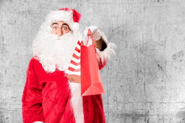 Papá noel sonriente con bolsas de la compra