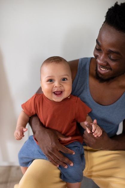 Papá pasando tiempo con su bebé negro