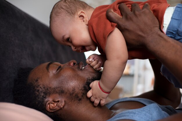 Papá pasando tiempo con su bebé negro