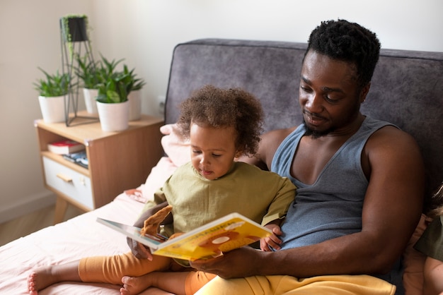 Foto gratuita papá pasando tiempo con su bebé negro