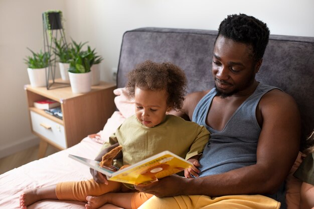 Papá pasando tiempo con su bebé negro