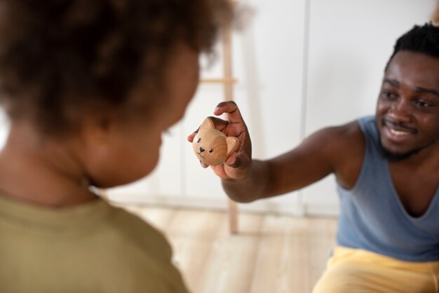 Papá pasando tiempo con su bebé negro