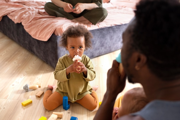 Foto gratuita papá pasando tiempo con su bebé negro