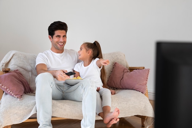 Foto gratuita papá pasando tiempo con su hija