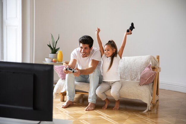 Papá pasando tiempo con su hija