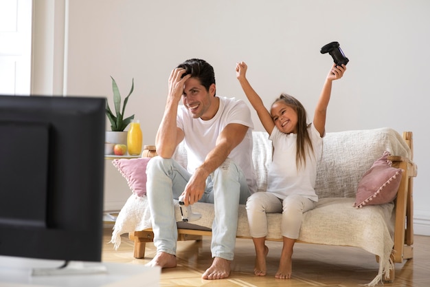 Foto gratuita papá pasando tiempo con su hija