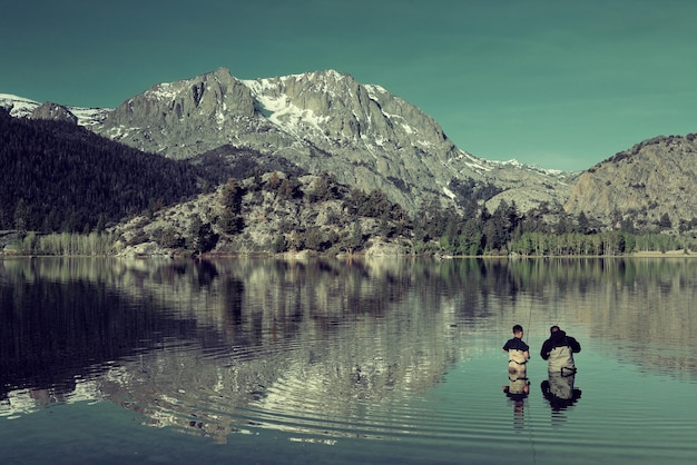 Papá pescando con su hijo en un lago en Yosemite.