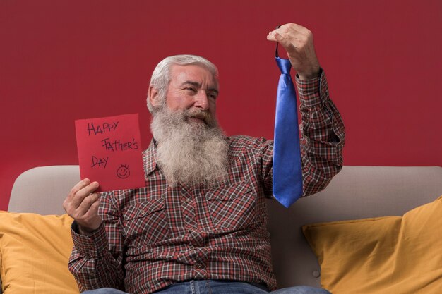 Papá con un regalo de su hija.