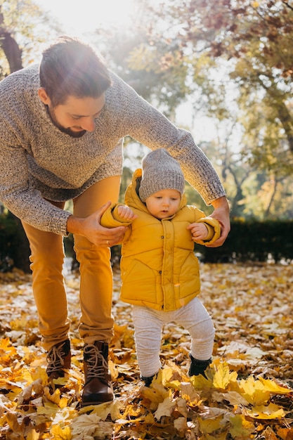 Papá con su bebé afuera en la naturaleza.