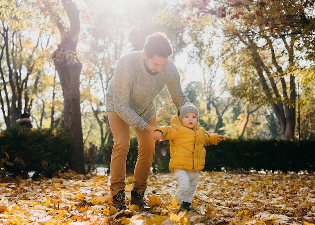 Foto gratuita papá con su bebé afuera