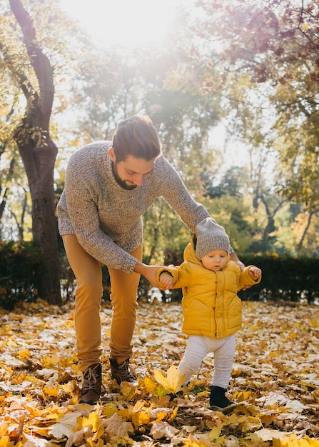 Papá con su bebé al aire libre en la naturaleza.