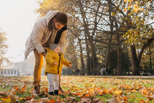 Papá con su bebé al aire libre en la naturaleza.