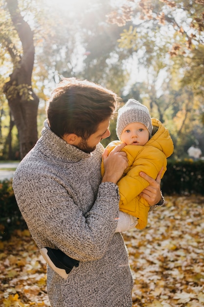 Foto gratuita papá con su bebé al aire libre