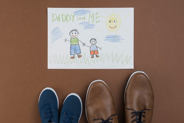 Papá y yo dibujando con zapatos de hombre y niño.