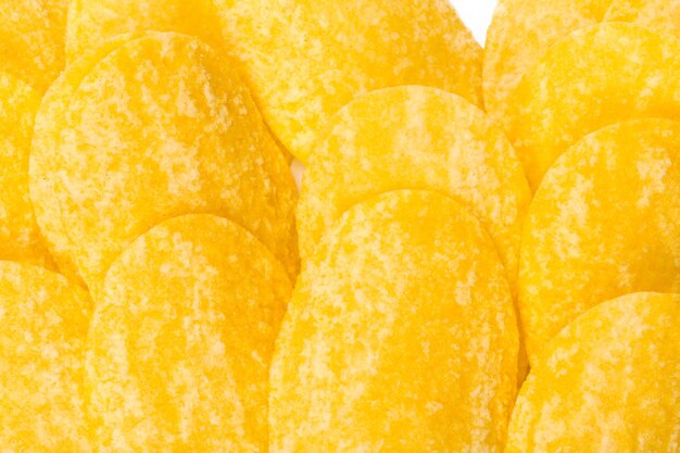 Papas fritas amarillas aisladas en blanco