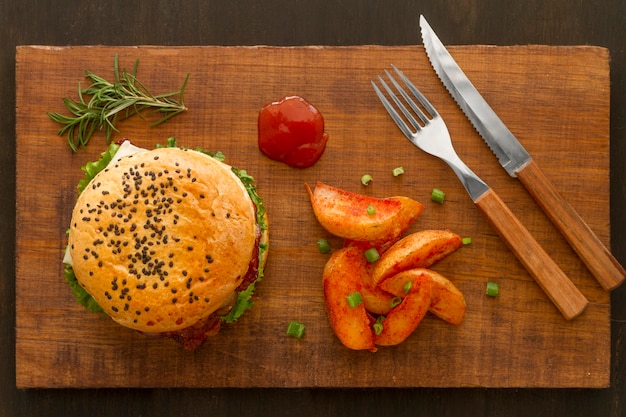 Foto gratuita papas fritas y hamburguesas en tablero de madera