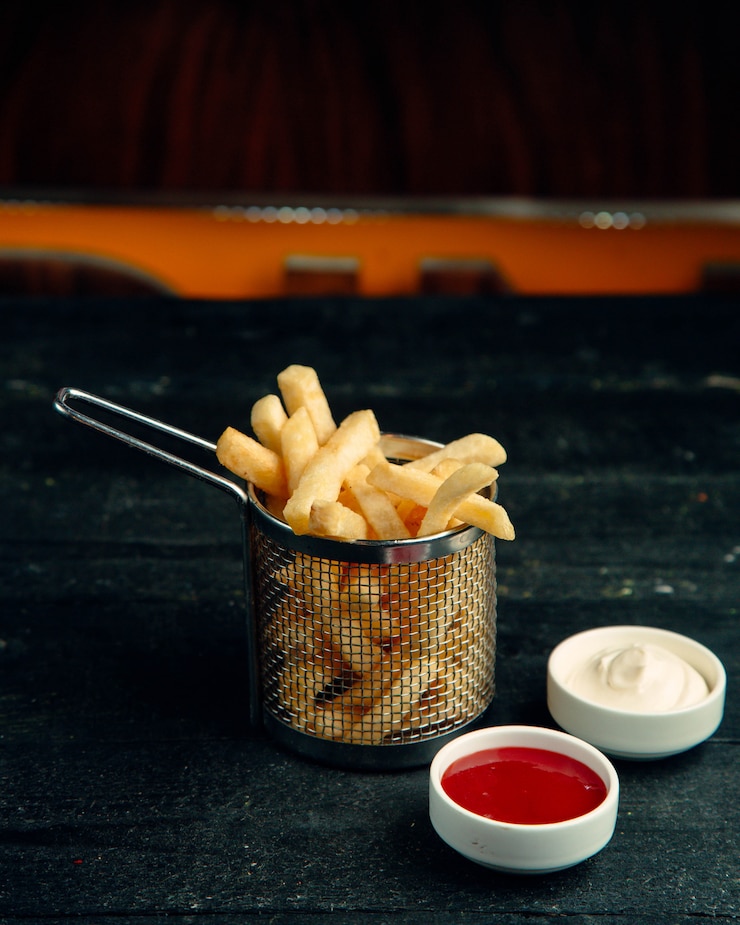 Foto gratuito papas fritas con mayonesa y salsa de tomate