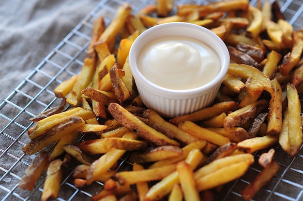 Papas fritas y mayonesa