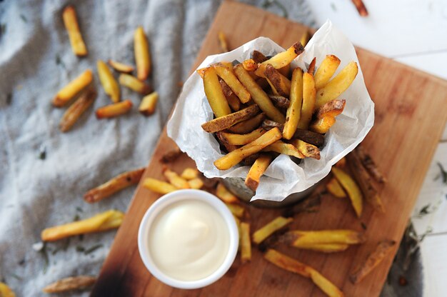 Papas fritas y mayonesa