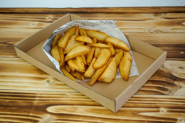 Papas fritas en una mesa de restaurante