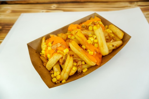 Papas fritas en una mesa de restaurante