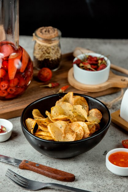 Papas fritas en la mesa